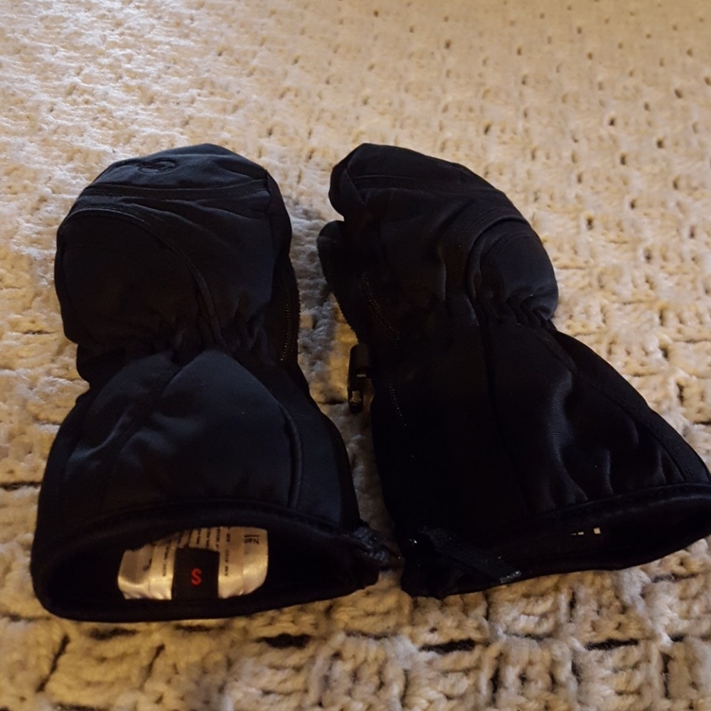 HEAD lined cold weather gloves.